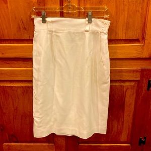 Cream colored women’s Jones New York size 10 skirt